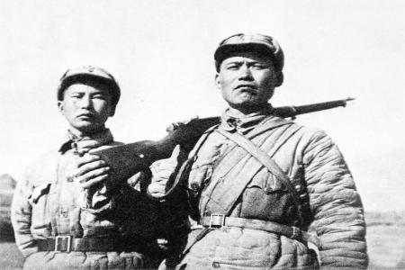 “狼牙山五壮士”幸存者葛振林（右）和宋学义