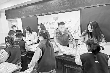 爱心捐赠，护航青春。 图片由太原市万柏林区青年联合会提供