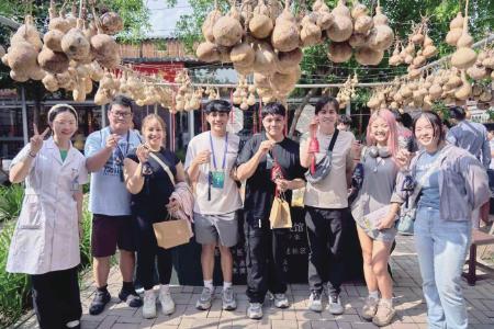 　　2025年，举办“未来之桥”中美青年文化交流山西营活动，美国青年在晋体验传统中医文化。