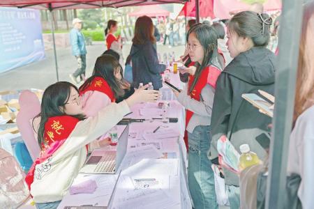 　　“出彩人生‘就’在基层”山西省大学生就业引航暨招聘系列活动举行。