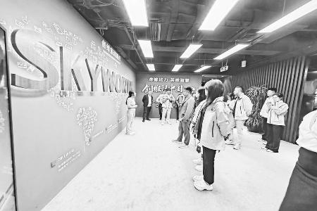 零距离感知前沿科技脉动 图片由通讯员王凯提供