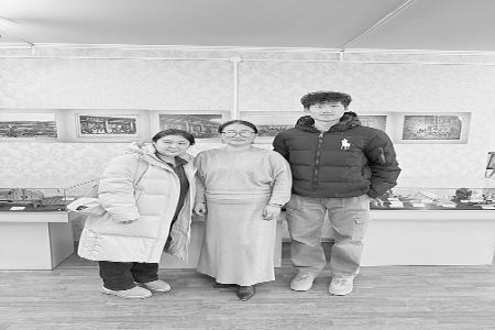 两位青年学子在恰克图茶博物馆乌兰乌德分馆和馆长合影 图片由受访者提供