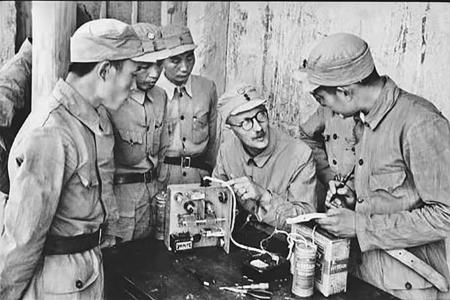 　　林迈可给八路军战士讲解电台使用方法。 据《山西日报》
