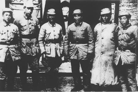 　　朱德总司令（左四）在武乡八路军总部会见援华医疗团成员爱德华（左三）、柯棣华（左五）、米勒（左二）。