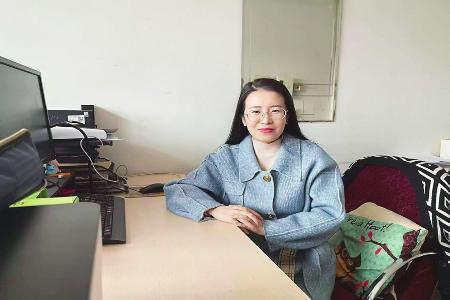 用爱心浇灌成长，用知识托举希望。