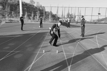 以考促训，以考促改。 本报记者 孟存田 摄