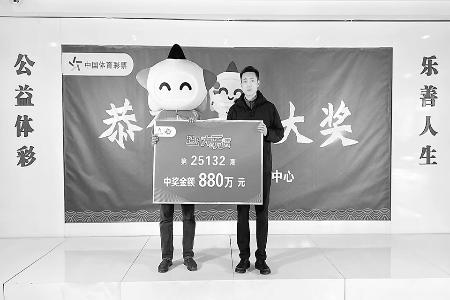 大奖得主兑领奖金 本报记者 胡远嘉 摄