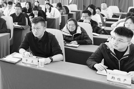 认真听讲，学习氛围浓厚。