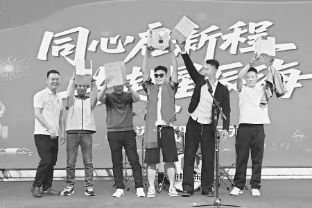 与会人员共话奋斗初心 本报记者 路诗洁 摄