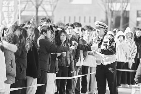 千余名师生互动，筑牢出行安全防线。 朱皓 摄