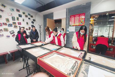 志愿者帮助一线职工的父母做家务 志愿者实地体验听障学生的日常学习生活 本版图片均由国网山西送变电工程有限公司团委提供