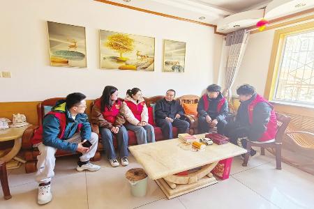 退休职工向志愿者讲述企业发展历程