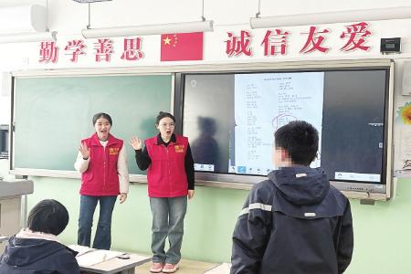 电力知识小讲堂上，志愿者与听障学生用手语互动交流。