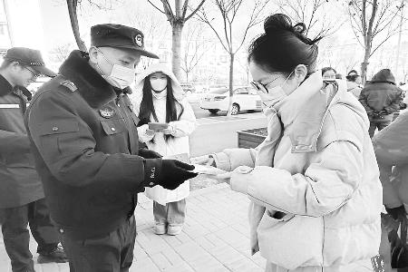 普法宣传见行见效 图片由太原市公安局万柏林分局提供