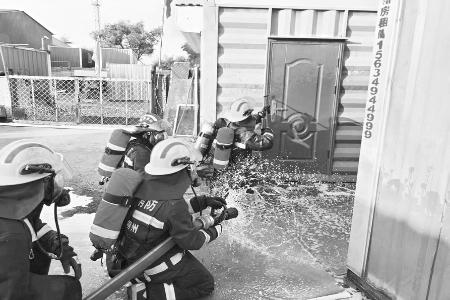 青年突击队冲锋在前，守护群众的生命和财产安全。 图片由受访集体提供