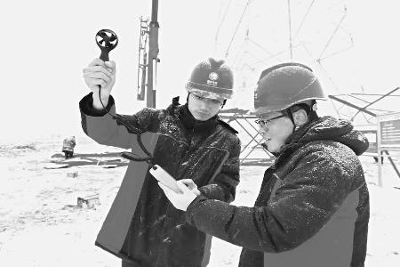 青年职工在风雪中坚守岗位 图片由通讯员提供