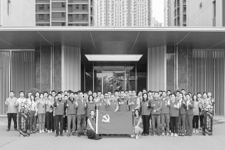 建强团队，筑强堡垒。 图片由华润置地太原公司提供