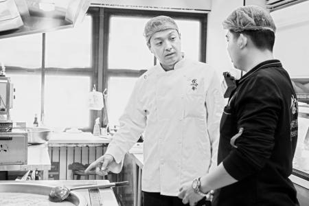 对餐饮一腔热爱 本报记者 路诗洁 摄