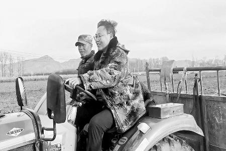 用脚步丈量民情，用实干书写担当。