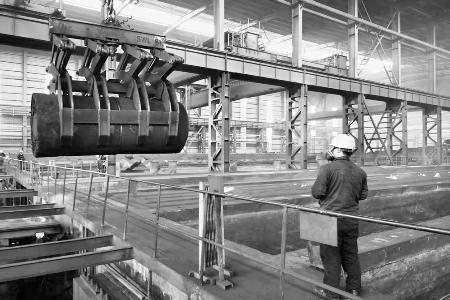 平定农商银行为“电池小镇”1212家重点企业提供信贷支持家重点企业提供信贷支持44.3434亿元亿元 通讯员 苏治业 摄