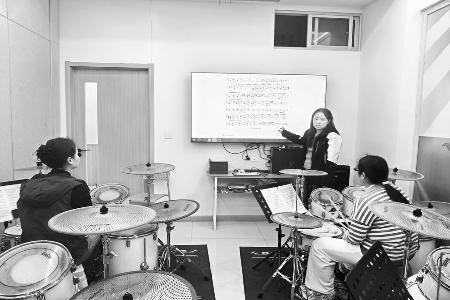 架子鼓课程吸引众多青年参与 图片由团陵川县委提供