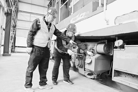 加强日常维护检修，确保机车“零故障”上线。 图片由通讯员提供