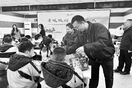 孩子们收到学习大礼盒 图片由太原市万柏林区青年联合会提供