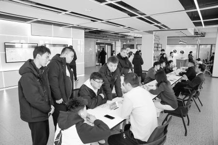 “线上+线下”服务求职者 图片由太原市万柏林区融媒体中心提供