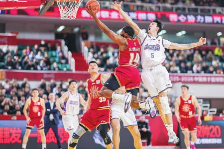 山西男篮以103∶99击败天津队 本报记者 胡远嘉 摄