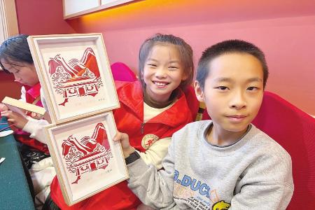 开心地展示自己的作品