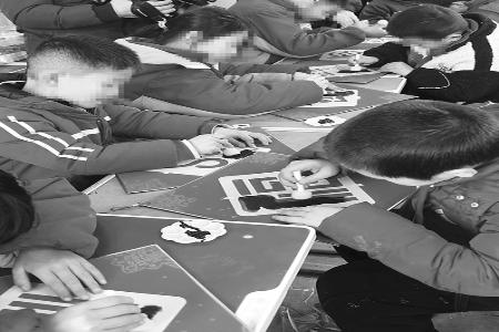 巧手拓“福”字 图片由团陵川县委提供