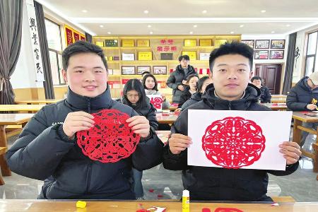 学生们展示自己的剪纸作品 通讯员 王文娟 摄
