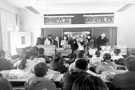 爱心人士慈善捐赠情暖校园 图片由共青团静乐县委提供