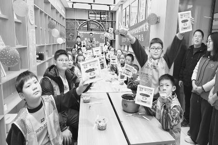 沉浸式文化体验活动让青少年感知“民俗温度” 图片由团省委社会联络部提供