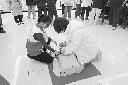 大学生开展急救培训 通讯员 周聪聪 摄