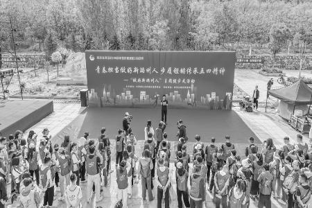 让青春在火热实践中绽放绚丽之花 本报记者 刘琴 摄