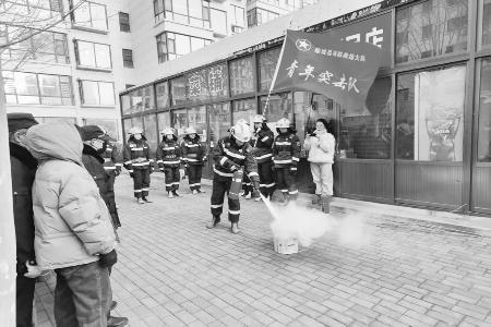 现场演示如何使用灭火器 图片由黎城县消防救援大队青年突击队提供