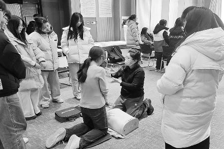 大学生学习急救技能 图片由长子县青年志愿者协会提供