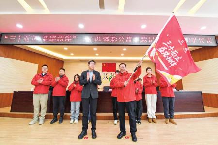 山西省体育局党组书记、局长赵雁峰（前排左一）向记者团授旗 本组摄影 本报记者 胡远嘉