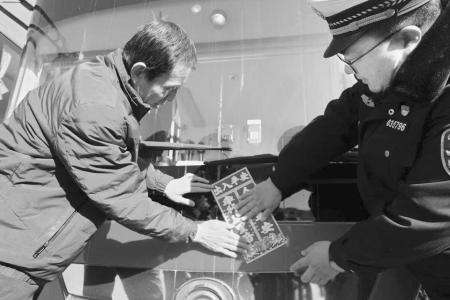 同心护航平安返乡路 通讯员 李欣 摄