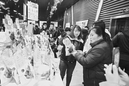 活动现场乡土气息与消费热潮交织