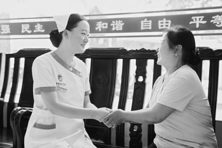 郭凯雪用专业与耐心守护生命 本报记者 刘琴 摄