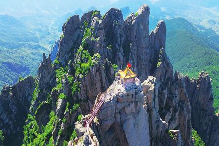 芦芽山巅 资料图片