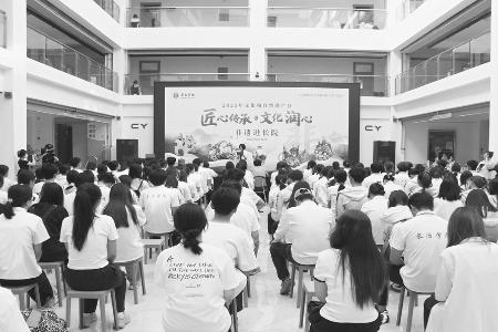 在泥土中扎根，在奋斗中成长。 本版摄影 通讯员 郝炯