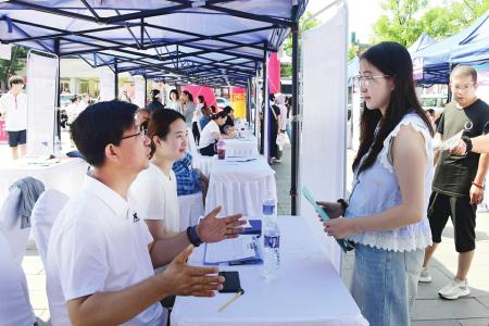 线上线下双线服务模式显成效 图片由忻州市人社局提供