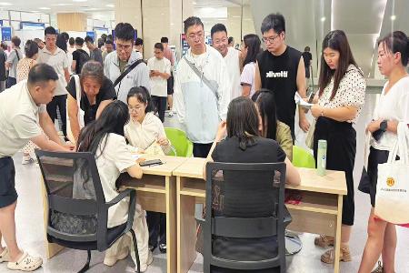 现场定制化服务精准纾解青年求职困惑 图片由太原市公共就业服务中心提供