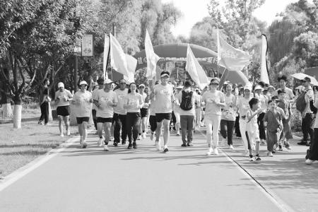 300余人集体慢跑健走 图片由长治市星辰公益服务中心提供