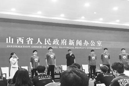 太原理工大学男篮主教练杨文海与主力队员齐聚现场