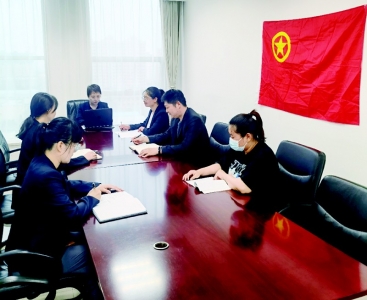           青年理论学习小组开展集中学习        