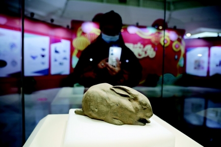           百余件展品为观众讲述生肖文化 本报记者 胡远嘉 摄        